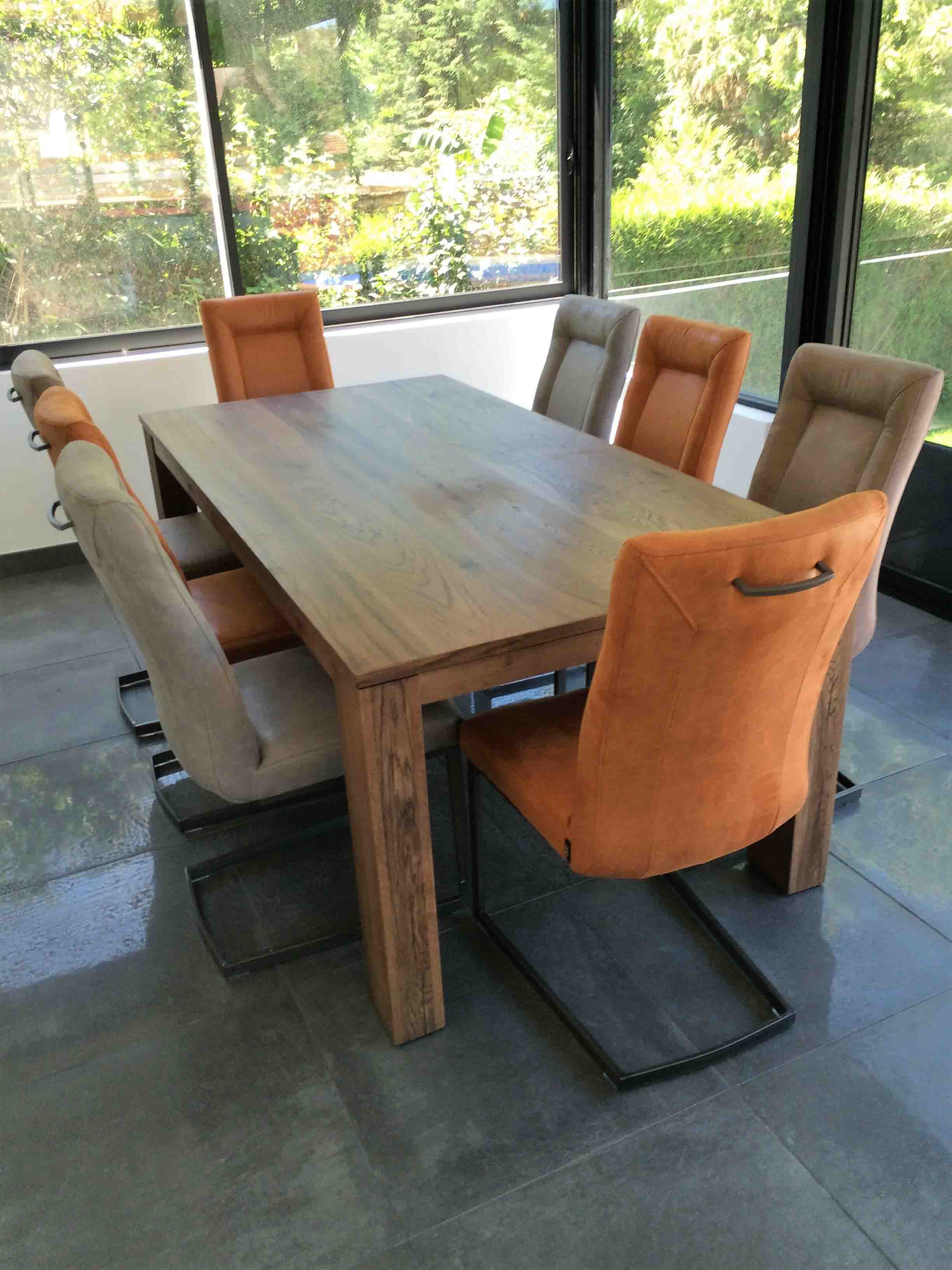 Table en bois avec chaises