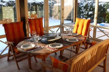 table à manger dans une véranda